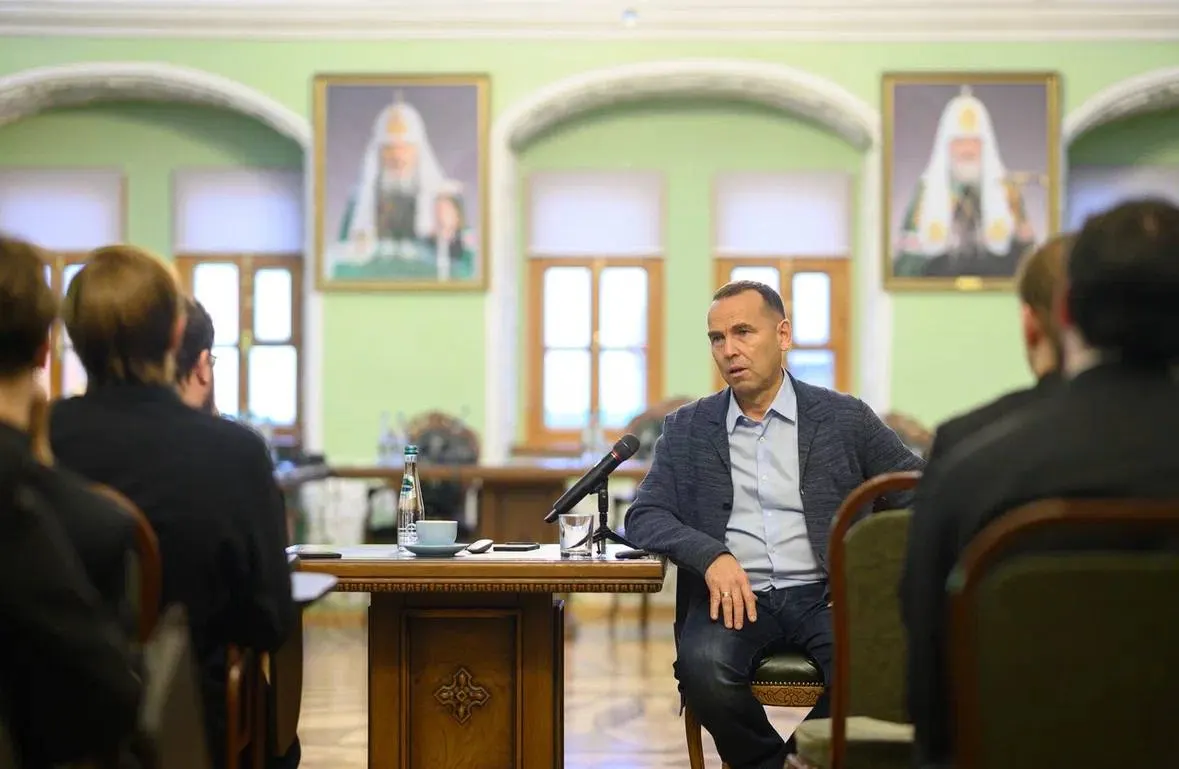 Глава региона рассказал студентам о развитии региона и роли православия в воспитании молодежи, подчеркнув важность создания условий для роста души и личности молодого поколения.