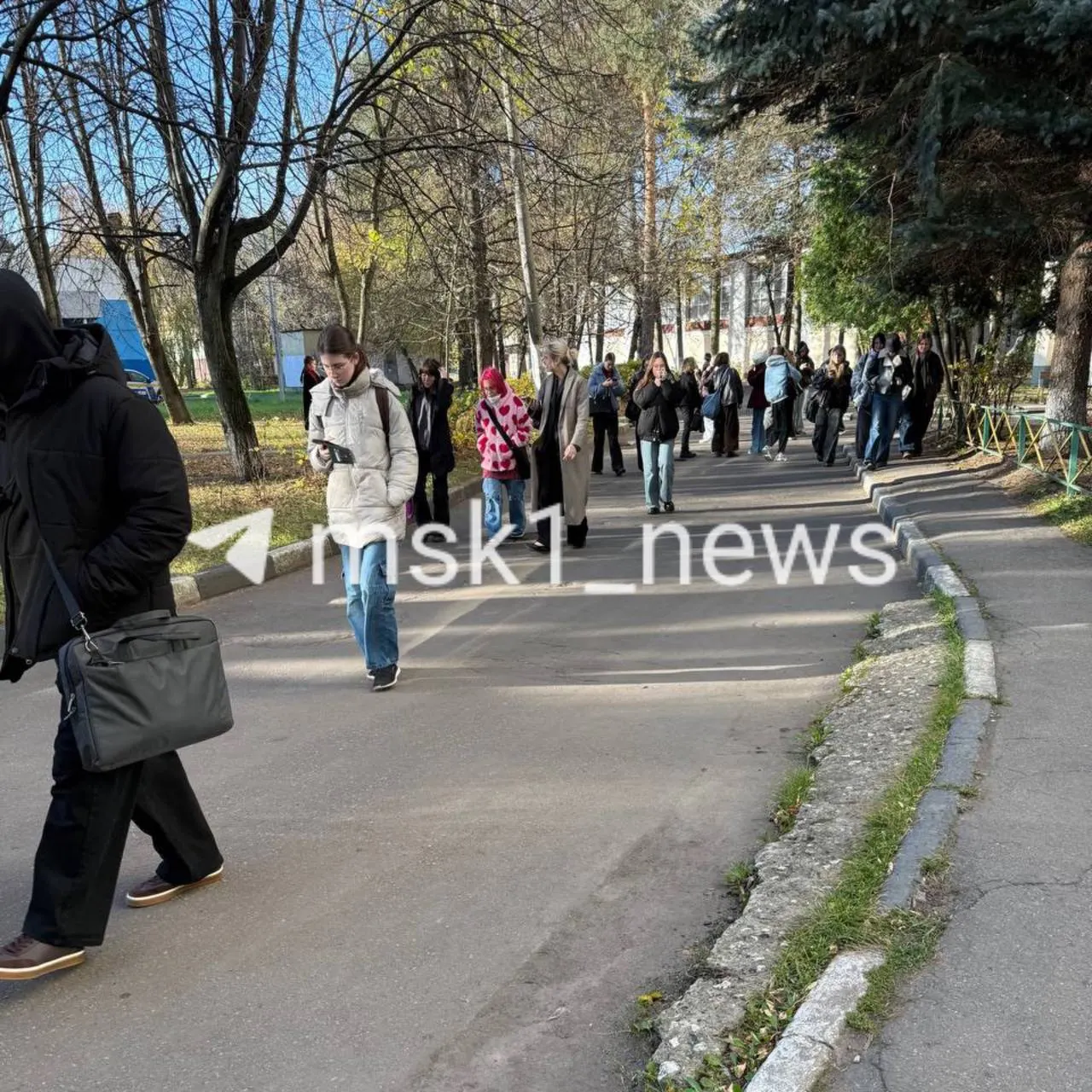 Студенты сообщили, что обследование может занять примерно три часа, пока службы безопасности проводят проверку.
