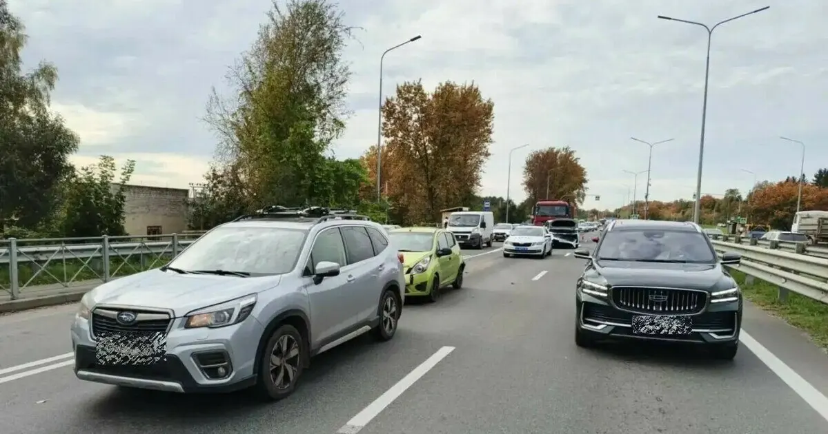 На Московском проспекте произошло столкновение четырех транспортных средств; пострадал пассажир 1950 года рождения, его доставили в больницу.