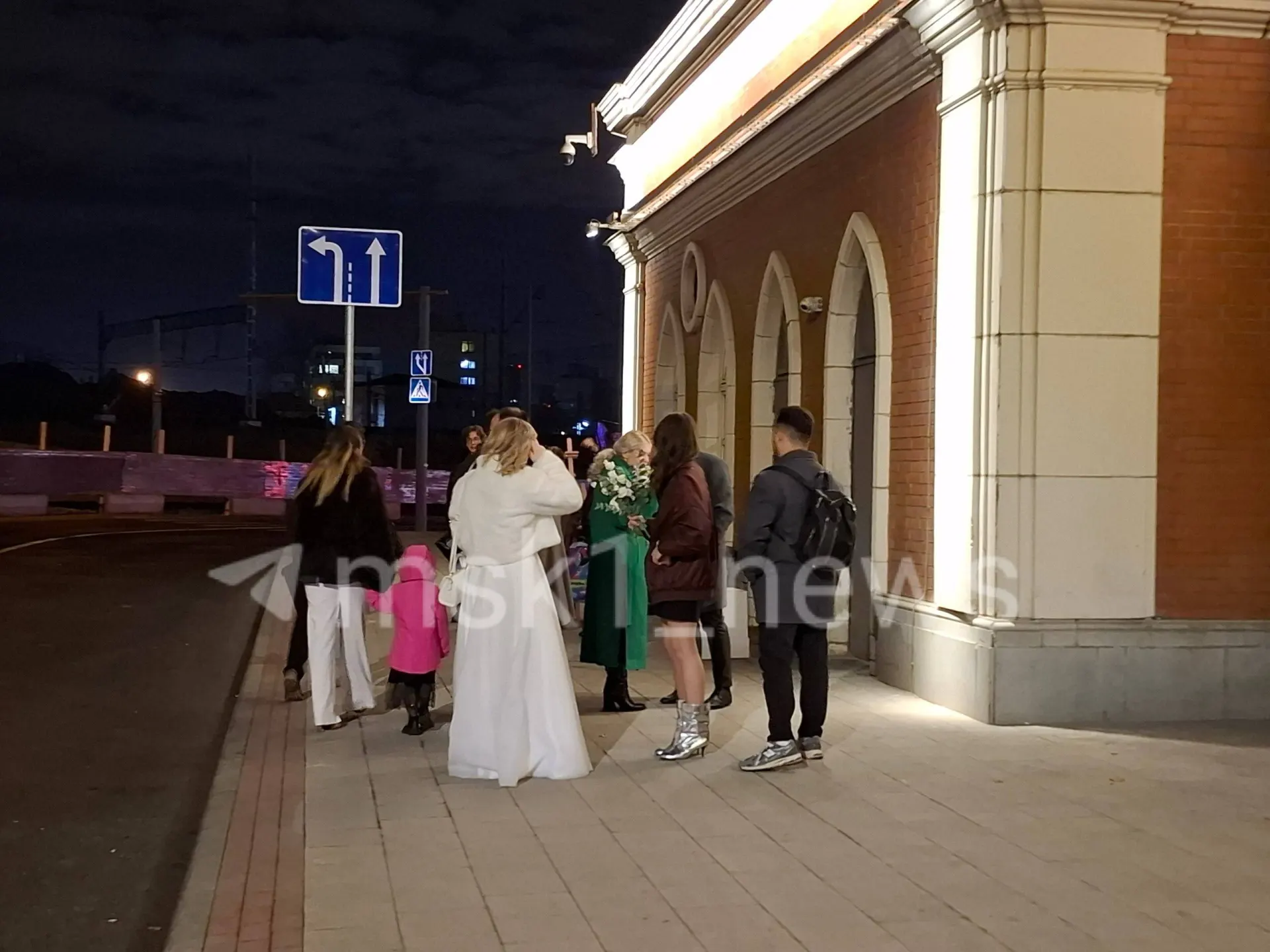 Пятилетие брака пара прервалась внезапной эвакуацией во время вечернего праздника в парке Царицыно; супруги сохраняют оптимизм и хорошее настроение.