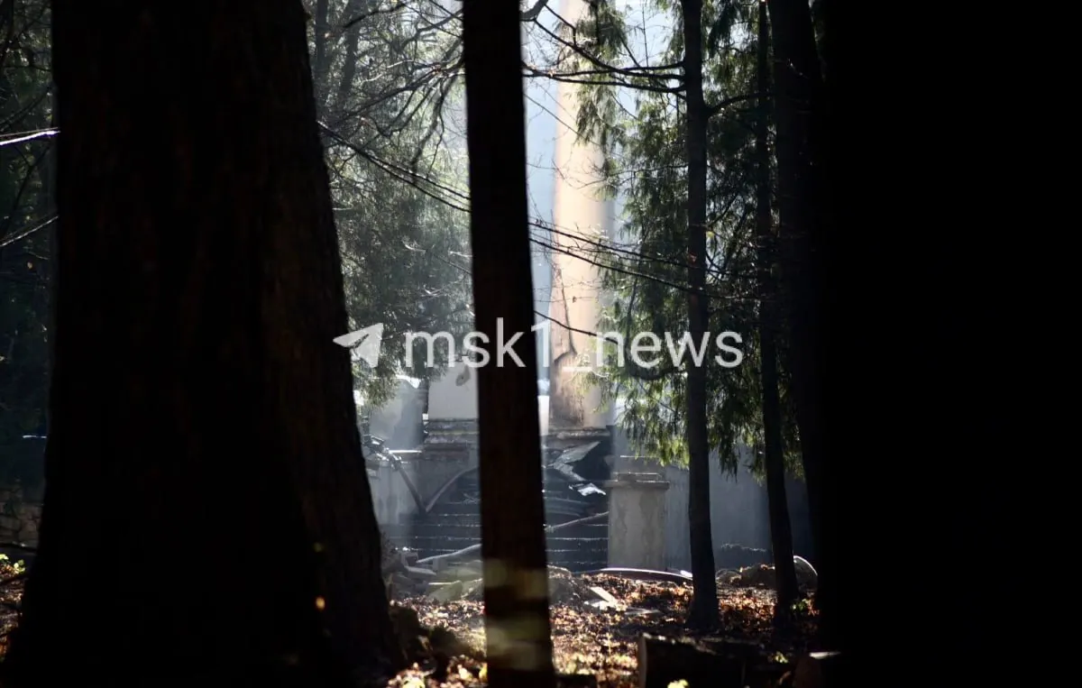 Пожар в усадьбе в Ясенево локализовали к вечеру, однако вокруг все еще царит густой дым и гарь.