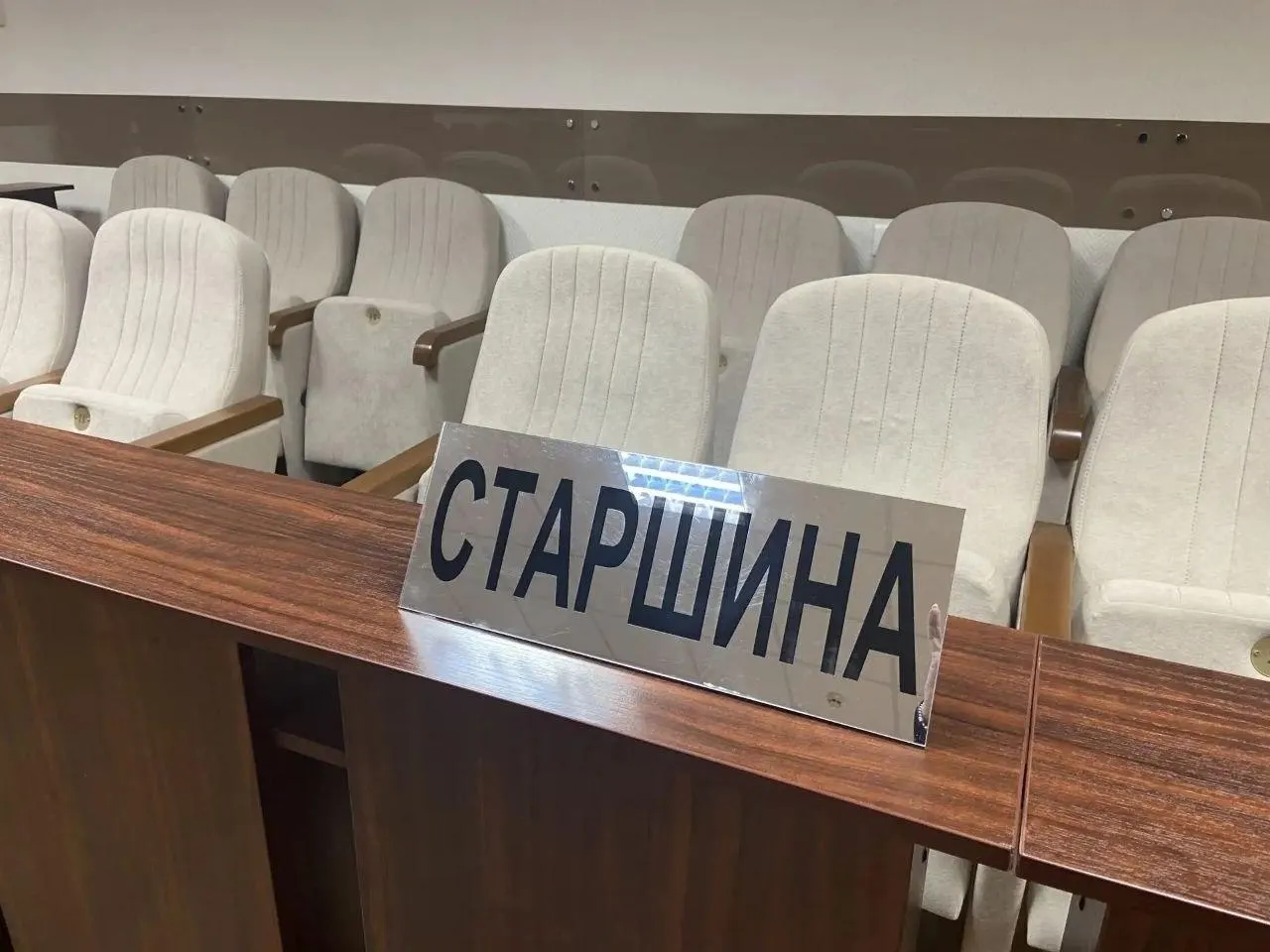Обсуждают сокращение числа заседателей и изменение порядка совещания под руководством судьи.
