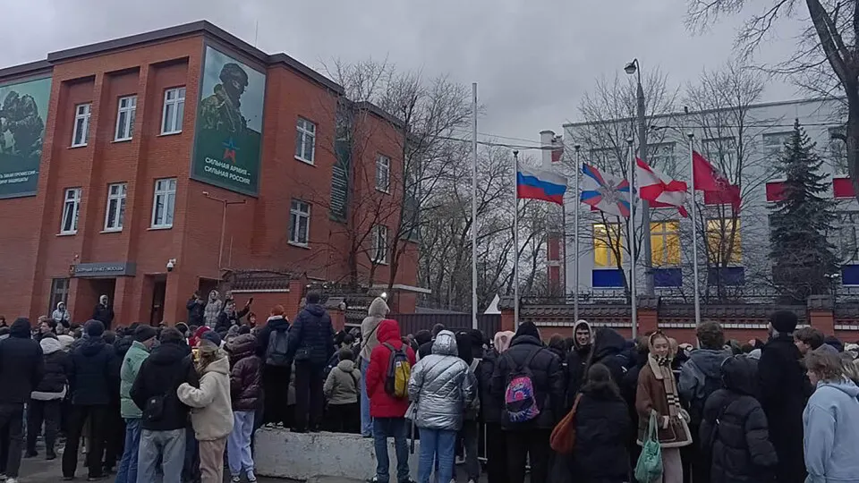 В Москве активизированы мероприятия по призыву: призывников задерживают у метро, в МФЦ и на улицах, проверяют документы и доступ к госуслугам. По данным правозащитников, за период 13–21 октября зафиксировано шесть подобных обращений.