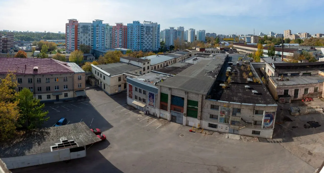На месте старого предприятия запланировано строительство жилого массива почти на тысячу квартир; демонтажные работы уже начались.