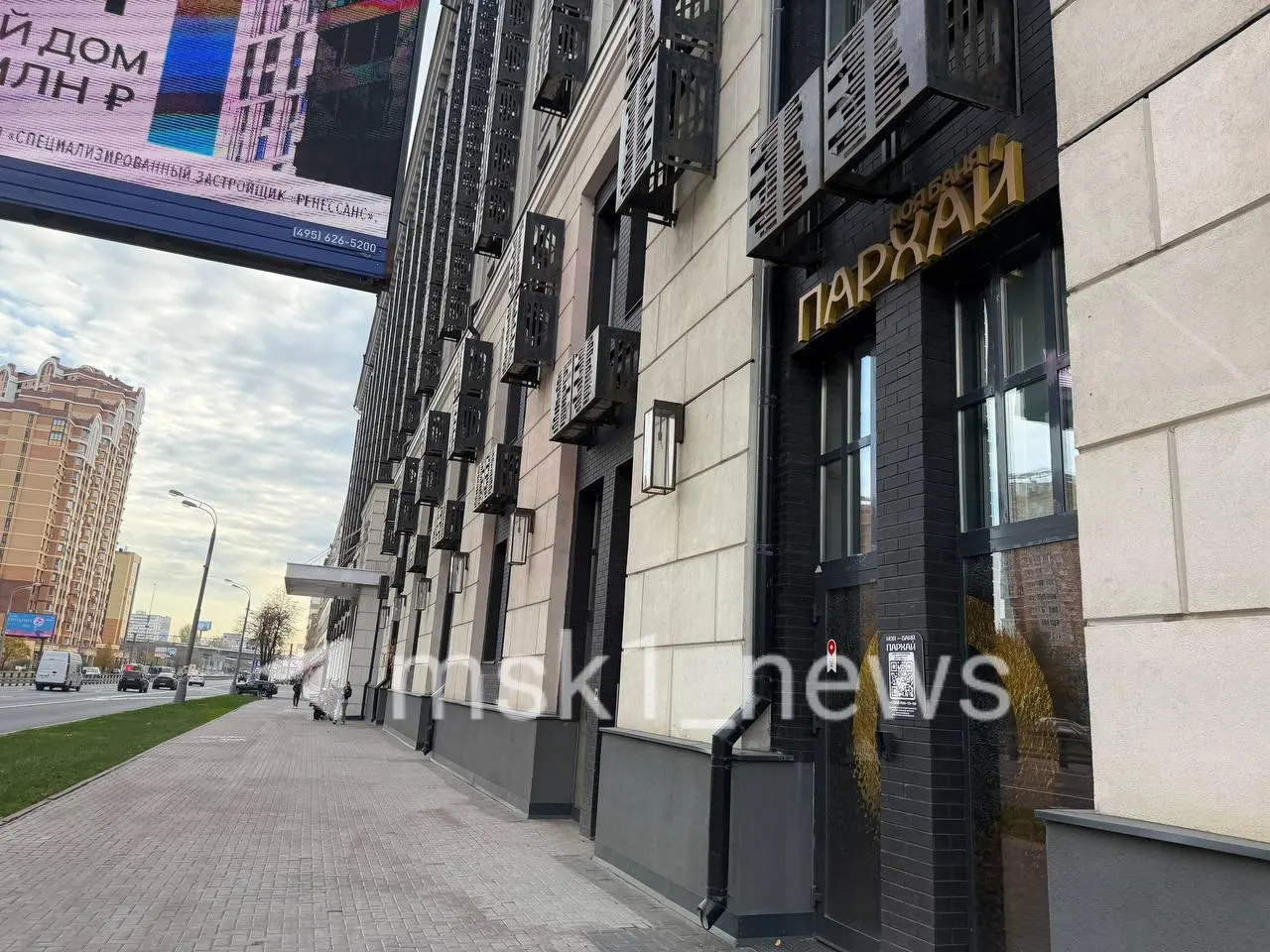 По словам местных жителей, ночью в престижном ЖК происходило расследование; на месте работают криминалисты и полиция. Район славится дорогими домами и состоятельными жильцами.