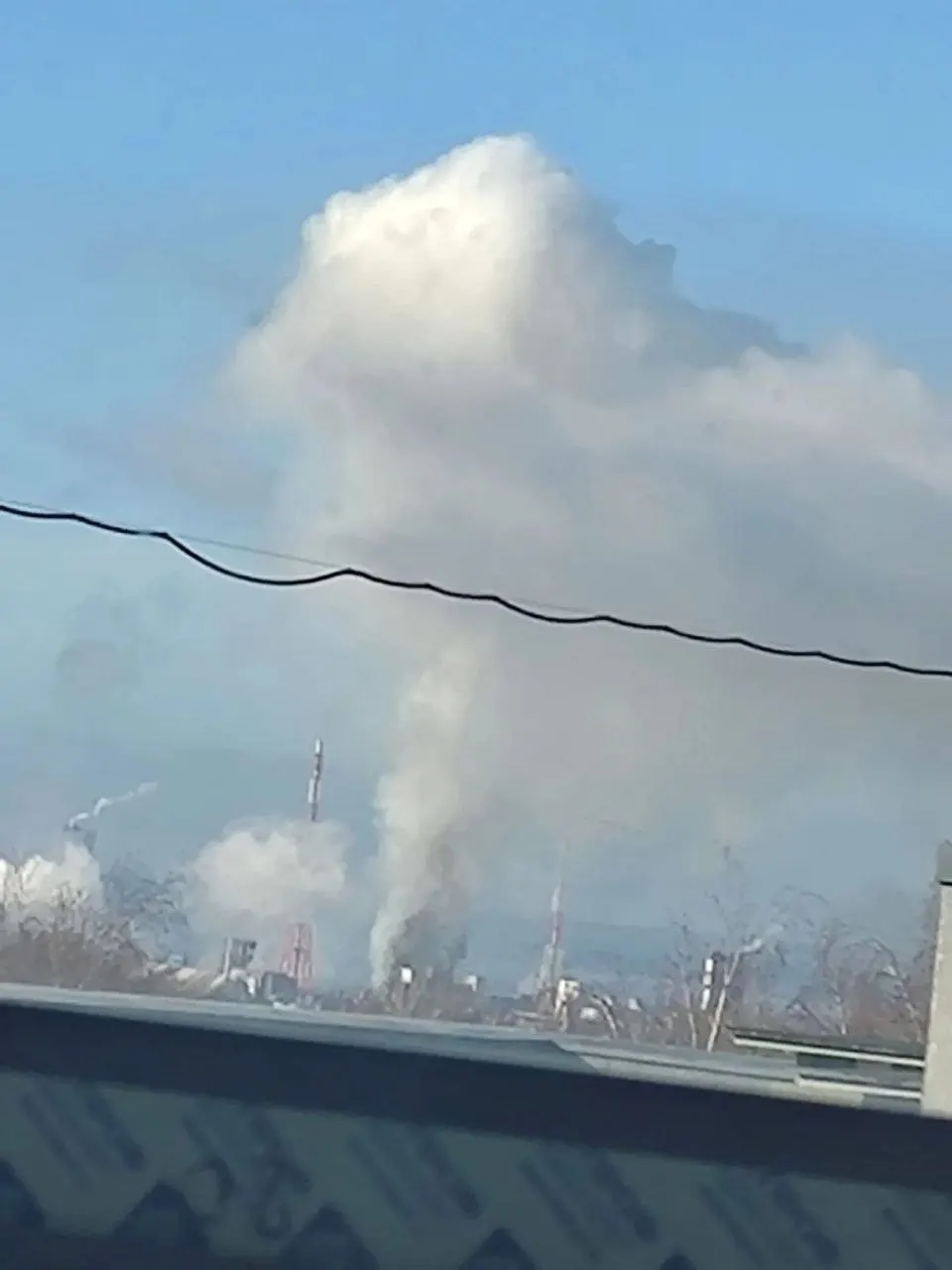 Ночное нападение беспилотников затронуло Городецкий округ и Березники; три человека госпитализированы, школы переведены на дистанционное обучение, повреждены дома и инфраструктура.