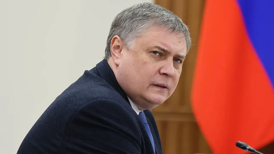 Прокуратура потребовала конфисковать имущество чиновника и близких лиц на десятки объектов недвижимости и иномарки на сумму более 970 млн рублей, а также заявила требования на десятки миллионов рублей.