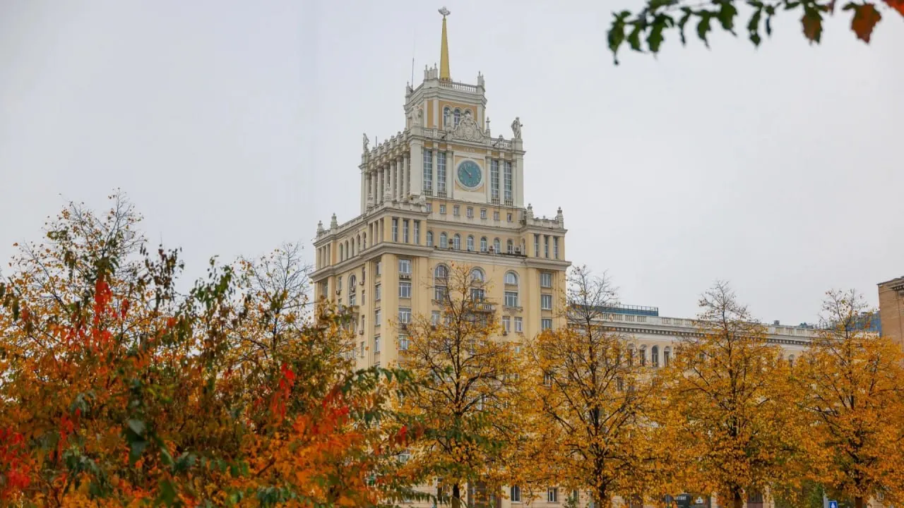 Гостиница «Пекин» в стиле сталинского ампира восстанавливается до 2027 года; объект — памятник архитектуры регионального значения в Москве.