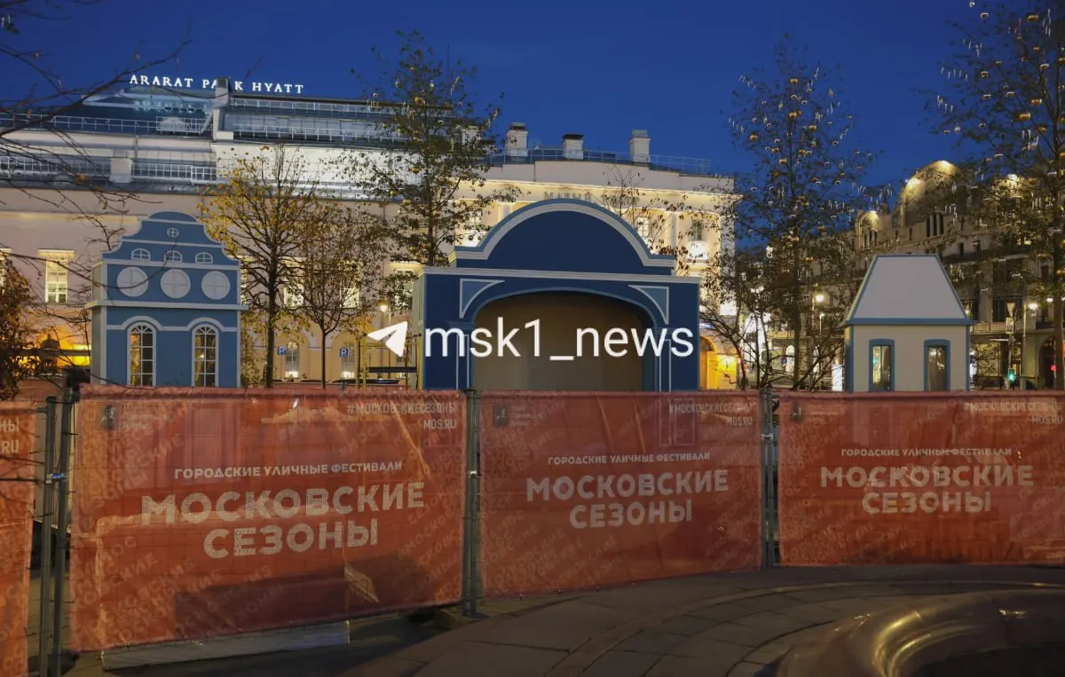 В столице устанавливают праздничные декорации: шары, гирлянды и театральные инсталляции у крупных театров.