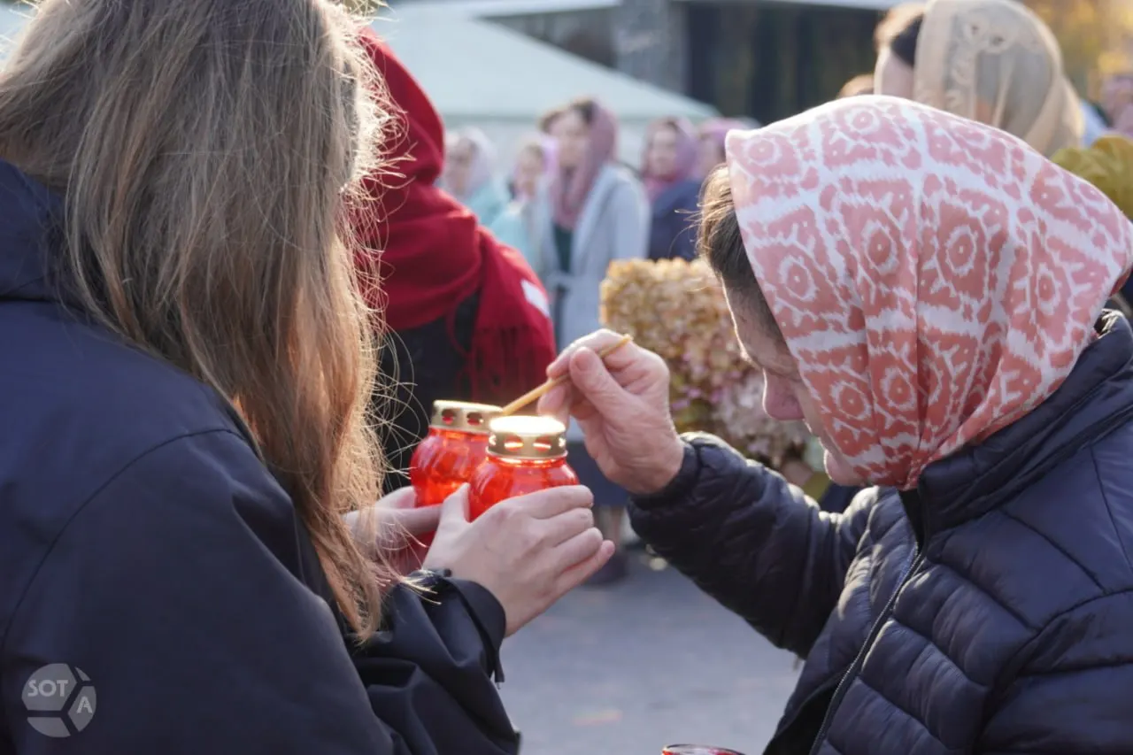В Москве на Бутовском полигоне проходят мероприятия памяти жертв сталинских репрессий: участники по очереди зачитывают имена расстрелянных, у Сада памяти несут цветы и лампады, рядом дежурят сотрудники.