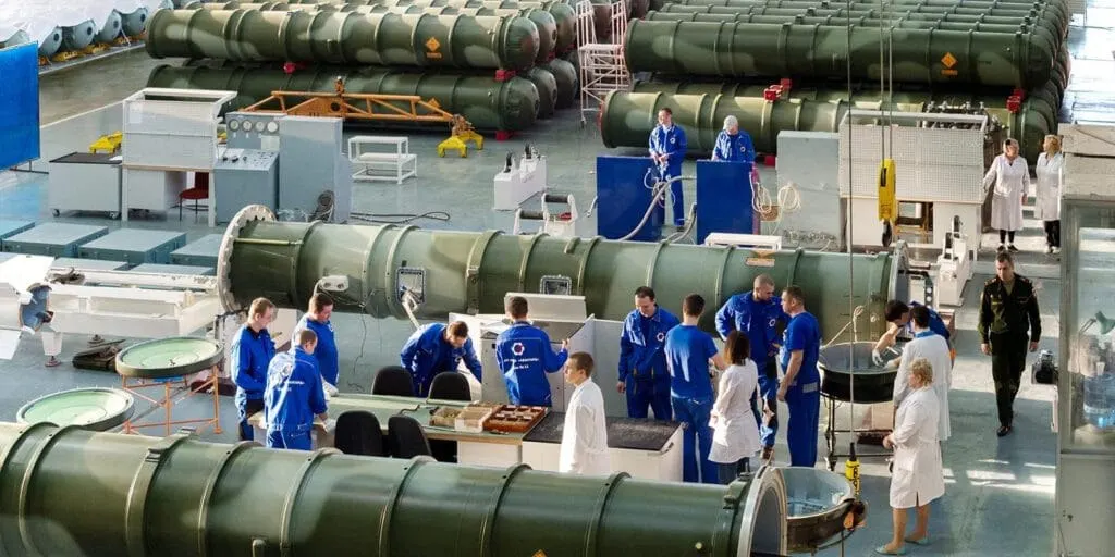 Аналитический доклад отмечает перенос части производственных мощностей оборонно-промышленного комплекса России в Китай, где расширяются партнерства и собираются чипы и оборудование.