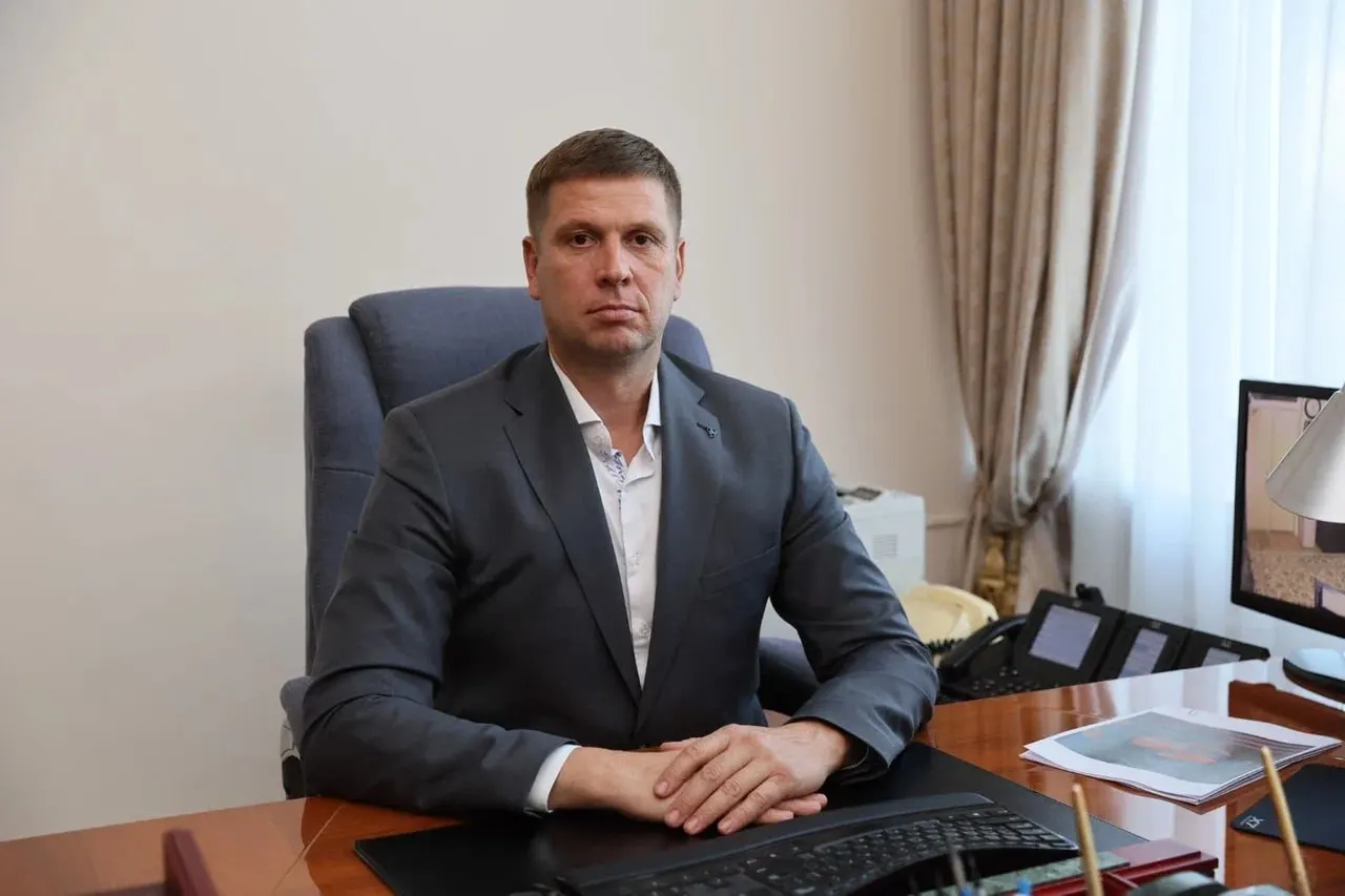 В Краснодарском крае прошли обыски у близкого к губернатору лица; официальных комментариев пока нет.