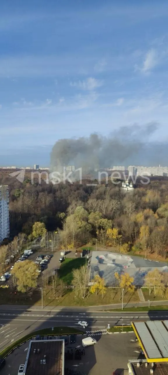 Около 9 утра в Ясенево загорелся санаторий во время реконструкции; пожарные работают на месте, горит кровля двухэтажного здания.