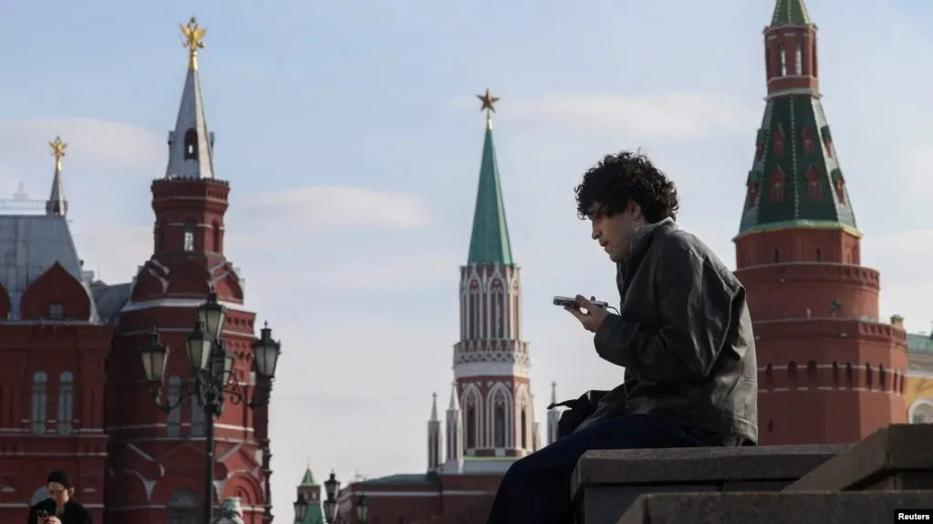 Инициатива предусматривает идентификацию несовершеннолетних в соцсетях и сокращение времени онлайн-пребывания для детей до 14 лет, чтобы ограничить доступ к запрещённому контенту.