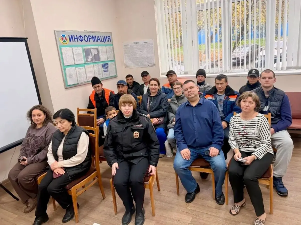 В рамках профилактических мероприятий для трудовых мигрантов рассказали о нормах закона, признаках противоправной деятельности и алгоритмах действий при тревожных ситуациях.