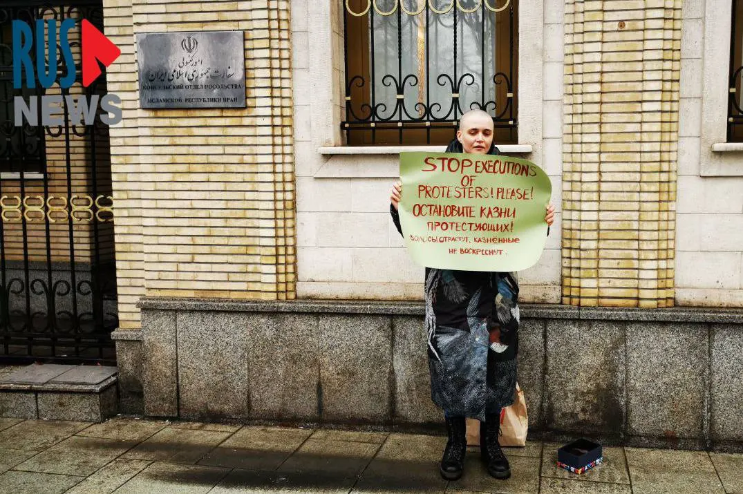 Активистка Анна Сайфутдинова получила штрафы на общую сумму 54 тыс. руб. за размещение пацифистского плаката и неповиновение полиции после акции на Пушкинской площади; ранее она неоднократно задерживалась за пикеты.