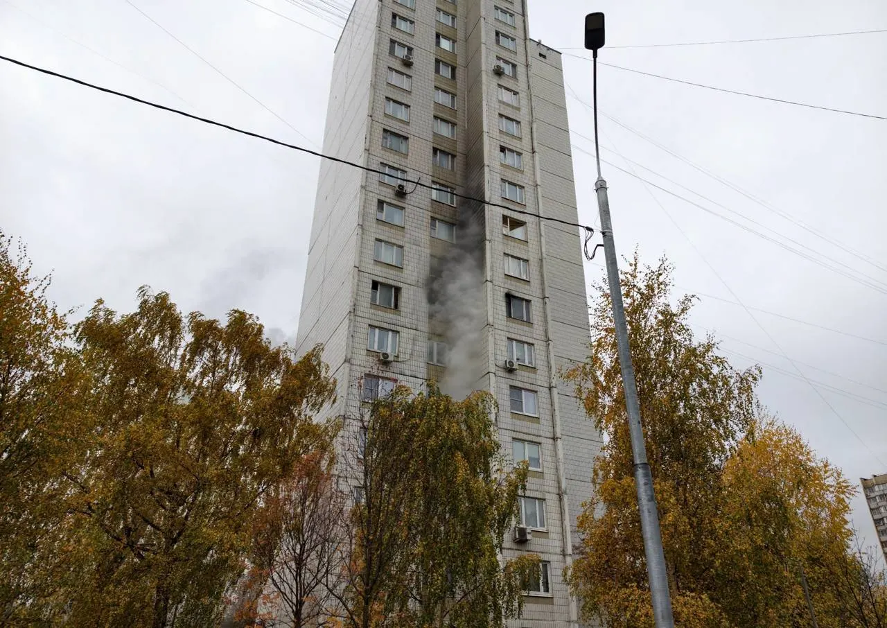 В квартире на Северном Бутово ликвидирован пожар. Спасены три ребенка и шесть взрослых, всем оказана медицинская помощь.