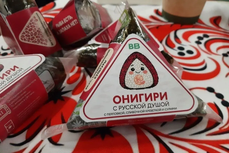 Студенты Калининградского государственного технического университета разработали онигири из перловки с креветкой и сурими; новинка скоро появится в московских торговых сетях.