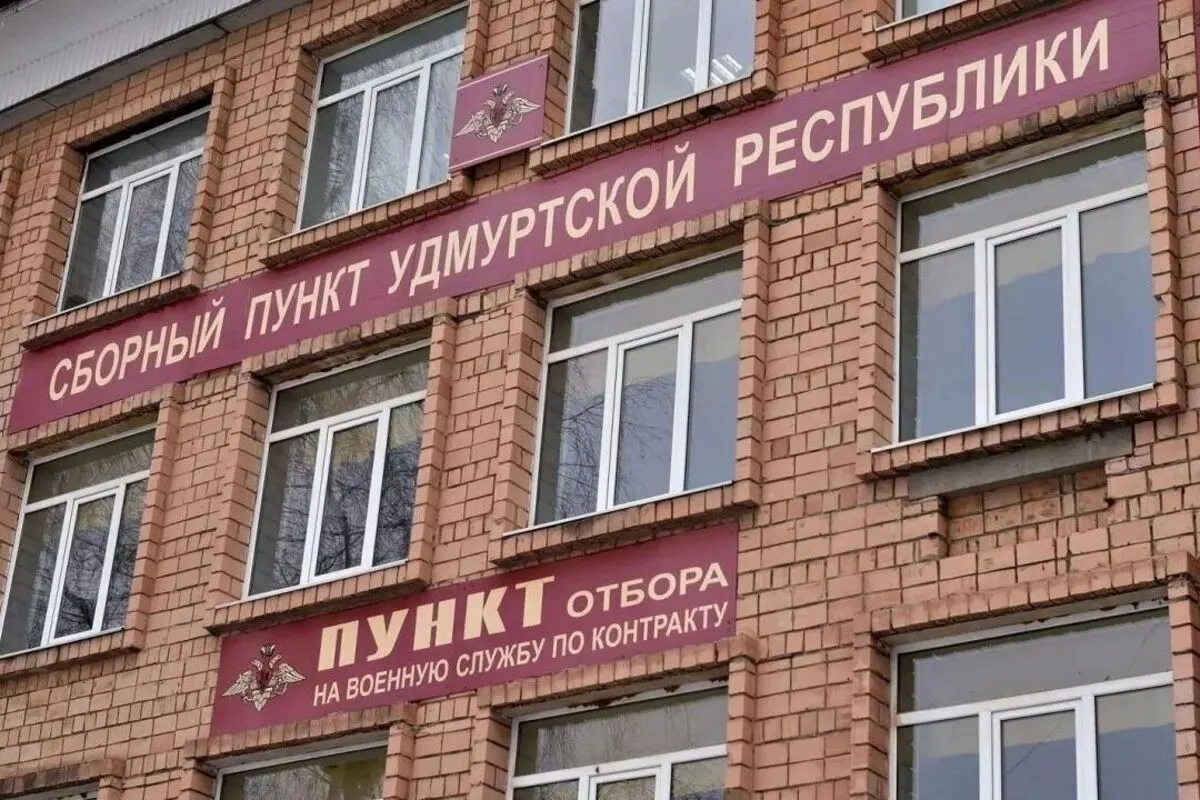 Мужчины задерживаются и принуждают подписывать контракт на службу; жалобы поступают из Москвы и регионов по всей стране, включая Бурятию, Удмуртию и Ростовскую область.