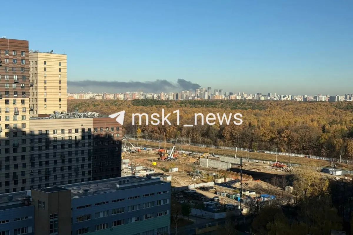 Пожар в автосервисе на Лианозовском проезде: виден крупный столб дыма из соседних районов. Свидетели просят сообщать сведения.
