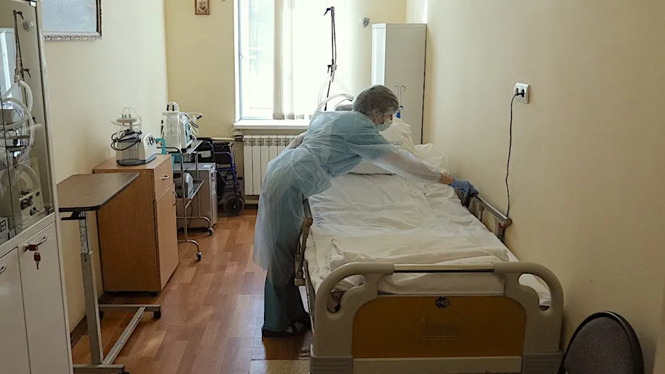 За первое полугодие 2026 года траты на здравоохранение снизились на 5,8%, что повлекло сокращение модернизации и ремонтов поликлиник.