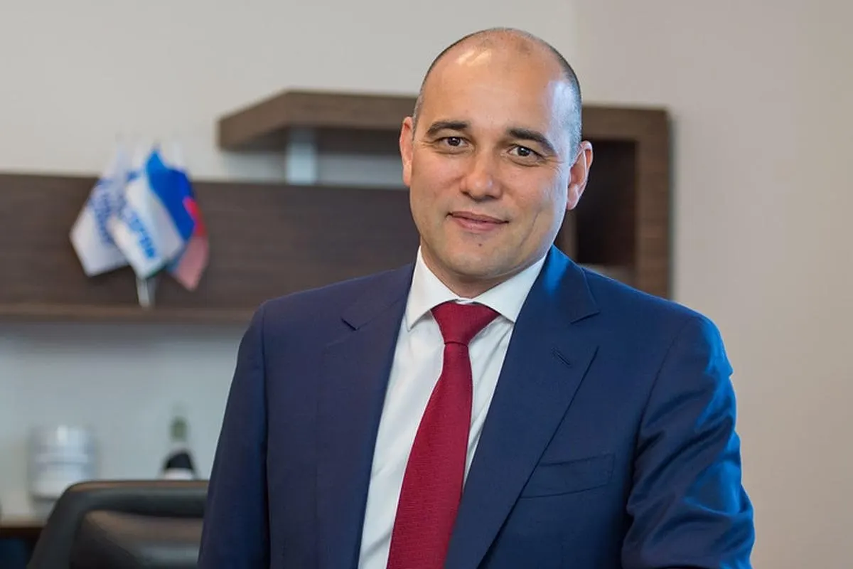 После ряда эпизодов, связанных с недвижимостью на базе отдыха и выводом активов, уголовное дело прекращено из‑за государственной награды за службу. В то же время гражданский иск о возмещении ущерба продолжает рассматриваться в судах.