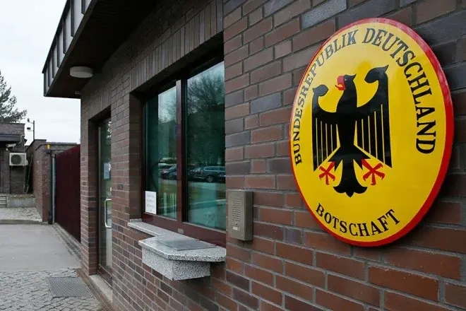 Посольство Германии в Москве отказало выпускнице программы «Дизайн» НИУ ВШЭ в выдаче визы, указав на Ausweisungsinteresse — миграционное основание, связанное с угрозой безопасности и другими интересами Германии. Подробности решения не раскрываются.