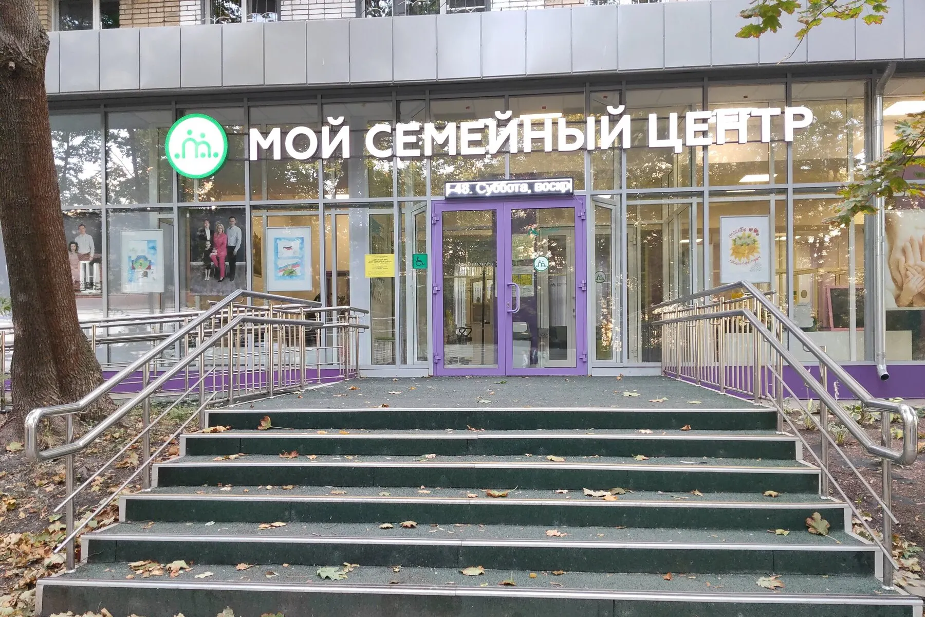 Родителям граждан, проживающих за пределами России, приходят письма с просьбой подтвердить или опровергнуть факт обучения ребёнка; тема вызывает вопросы о правомерности действий властей.