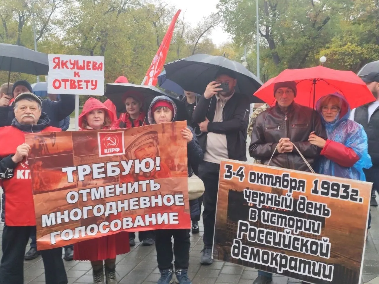 Более ста человек приняли участие в митинге КПРФ "За честные выборы" в Комсомольском сквере Тюмени; участники держали плакаты с требованиями.