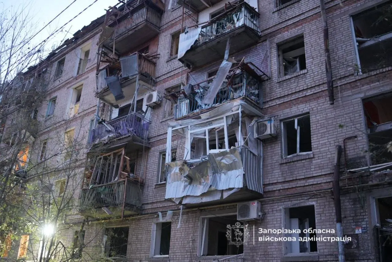Утренний удар по Запорожью: погиб один человек, пострадали люди, включая ребенка; Белгородская и Калужская области — новые жертвы и ранения; обсуждаются планы встречи в Москве, идут задержания в Европе, аэропорты восстанавливают работу, в Забайкалье введён режим повышенной готовности.