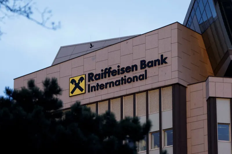 С июня 2026 года австрийский банк Raiffeisen Bank International вводит плату €200 за каждый перевод пенсий немецким пенсионерам, проживающим в России; информация касается переводов через RBI и поднимает вопросы о порядке выплат и санкциях.